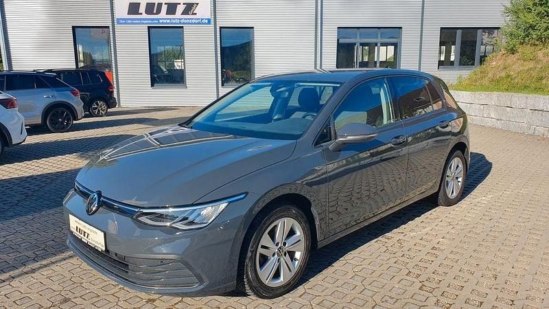Grau Gebraucht 2022 VW Golf VIII Life Limousine | 19.490 € (Fairer Preis) - Bild 1/4