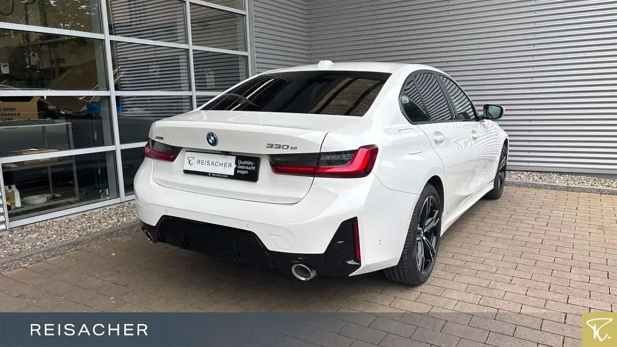 Gebraucht BMW 330e Comfort Edition 292 PS (214 kW) 2025 Alpinweiß uni Limousine