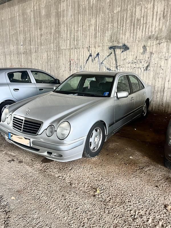 Silber Gebraucht 2001 Mercedes 220 Limousine | 2.000 € - Bild 1/4