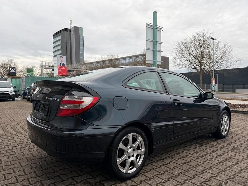 Gebraucht Mercedes C180 143 PS (105 kW) 2007 Blau Coupé