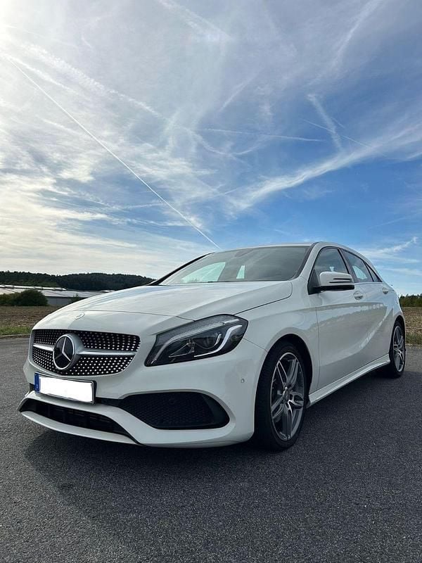 Weiß Gebraucht 2016 Mercedes 220 AMG Kleinwagen | 22.000 € - Bild 1/4