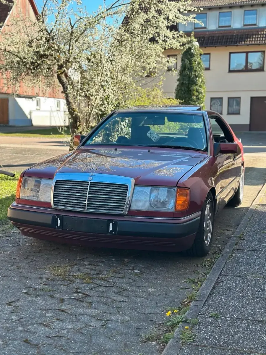 Second-hand Mercedes E300 180 CP (132 kW) 1992 Roșu Coupe