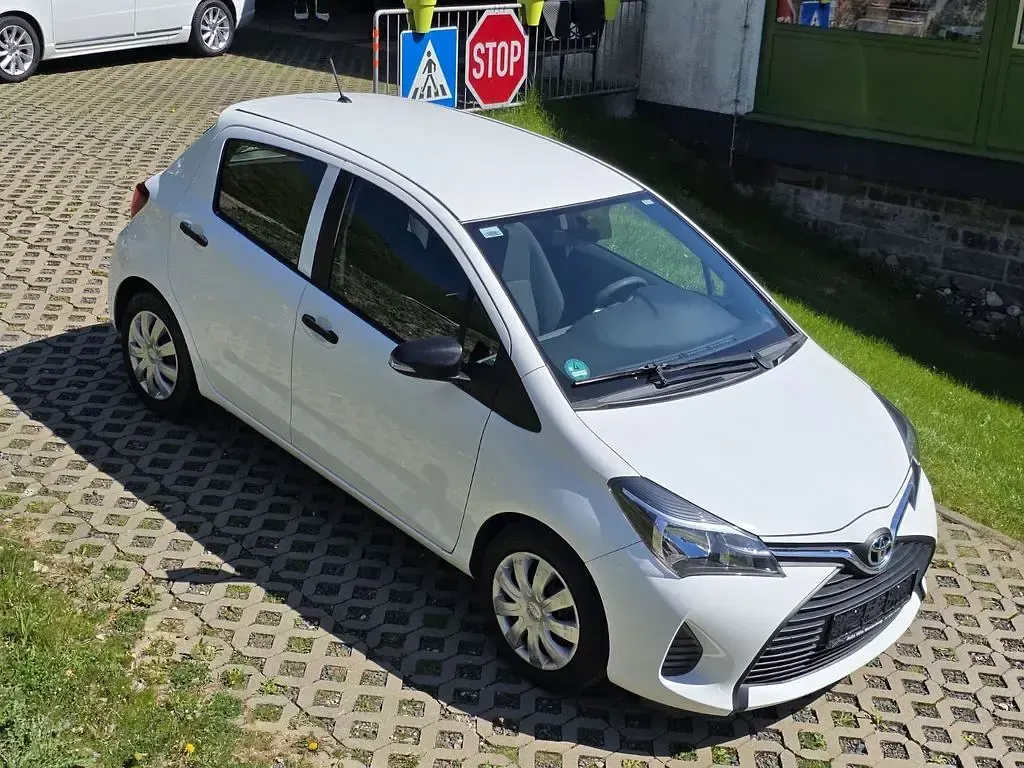 Gebraucht Toyota Yaris Edition 69 PS (50 kW) 2015 Weiß Kleinwagen