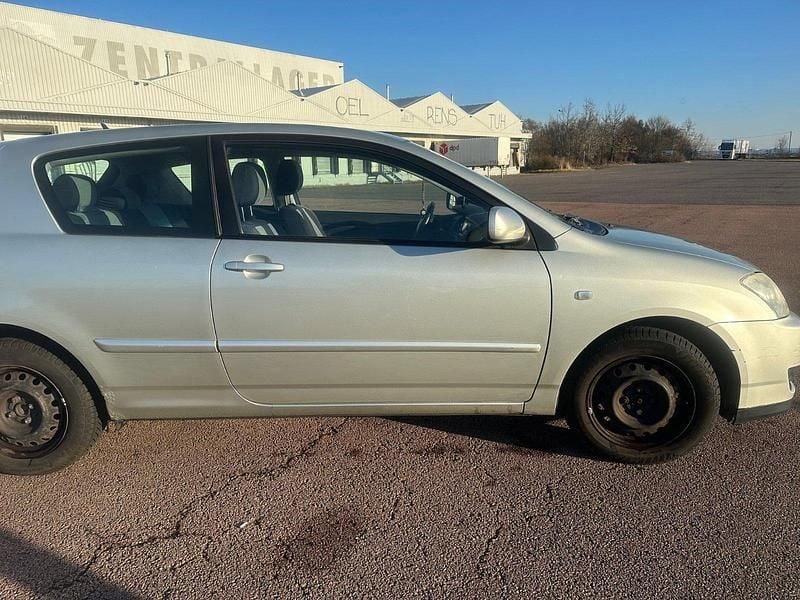 Second-hand Toyota Corolla 2004 Argintiu Coupe