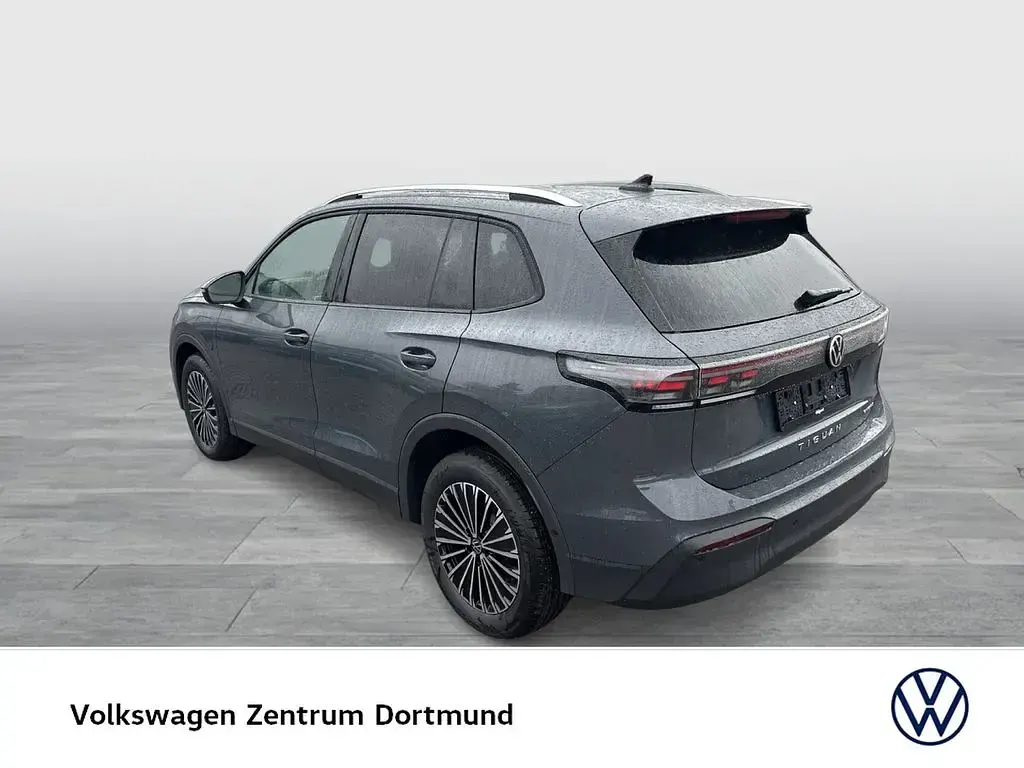 Gebraucht VW Tiguan Life 204 PS (150 kW) 2025 Delfingrau metallic SUV