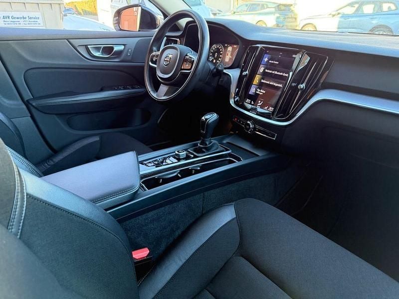 Gebraucht Volvo V60 Momentum 150 PS (110 kW) 2020 Schwarz Kombi
