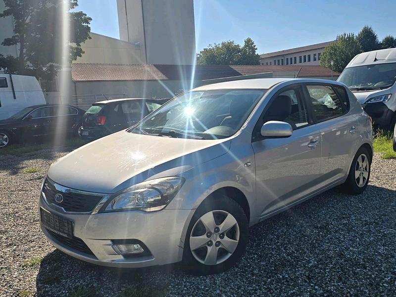 Silber Gebraucht 2011 Kia Ceed Limousine | 1.190 € (Superpreis) - Bild 1/4