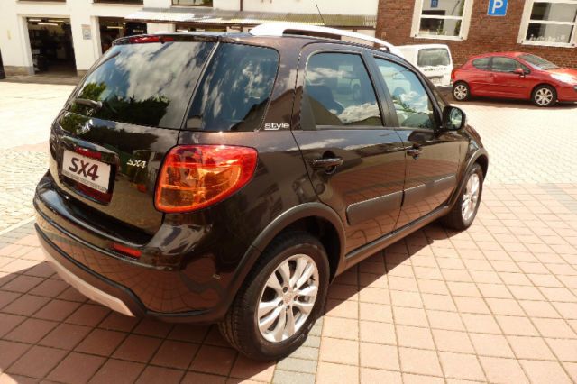 Gebraucht Suzuki SX4 Style 120 PS (88 kW) 2013 Andere farbe metallic Limousine