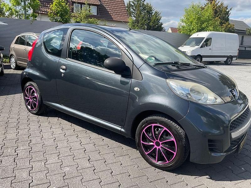 Grau Gebraucht 2010 Peugeot 107 Filou Kleinwagen | 2.690 € (Fairer Preis) - Bild 1/4