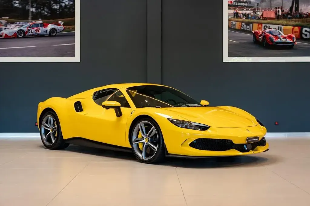 Gebraucht Ferrari 296 662 PS (486 kW) 2023 Gelb Cabrio