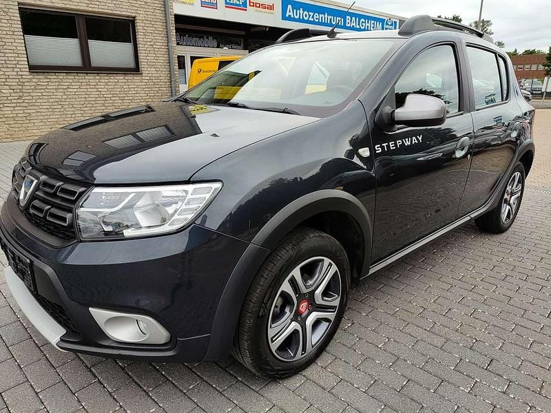 Grau "comete" Gebraucht 2020 Dacia Sandero Celebration Kleinwagen | 11.390 € (Guter Preis) - Bild 1/4