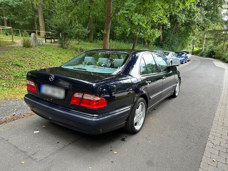 Second-hand Mercedes E200 163 CP (119 kW) 2001 Albastru Berlinǎ
