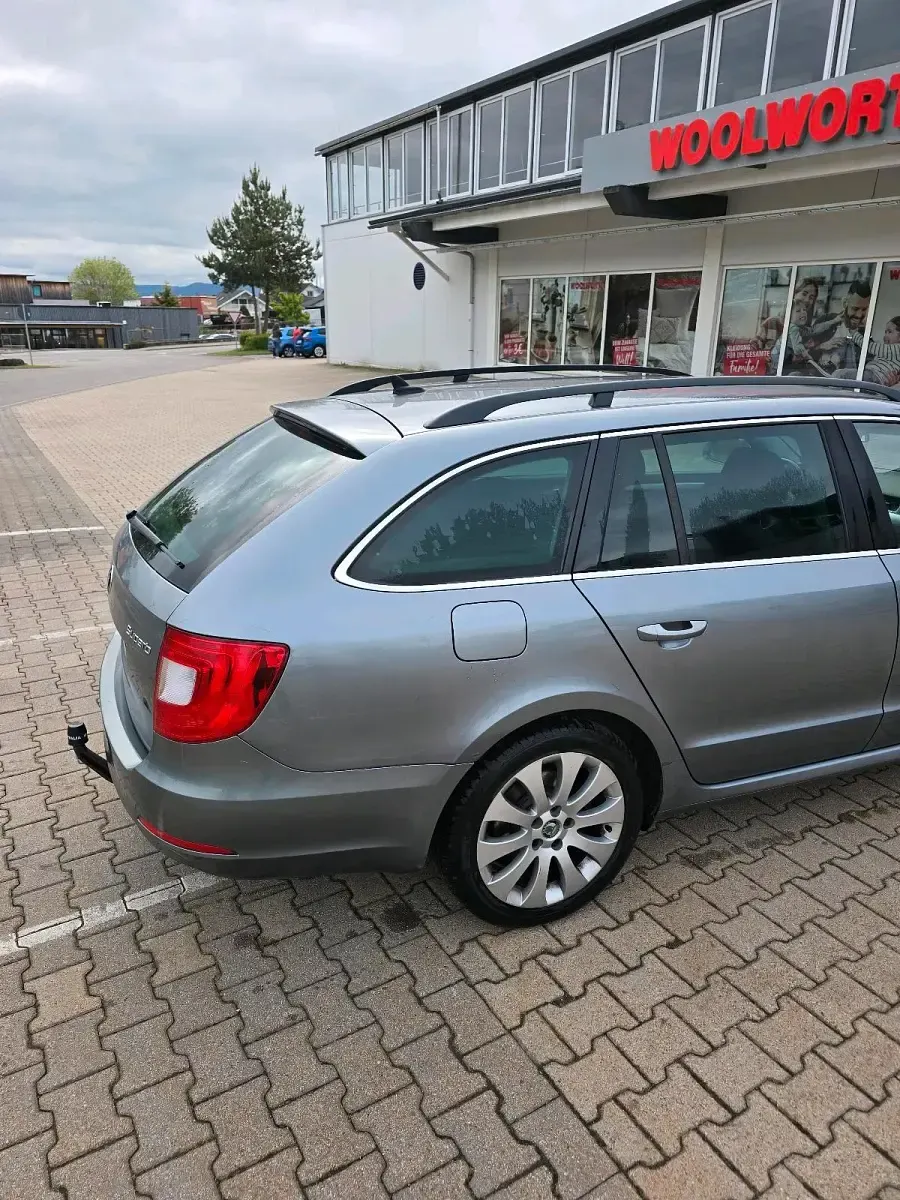 Używany Skoda Superb 140 KM (102 kW) 2012 Niebieski Kombi