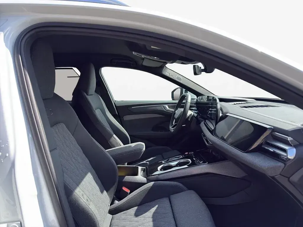 Gebraucht Audi A6 S-Line 299 PS (219 kW) 2025 Gletscherweiß metallic Kombi