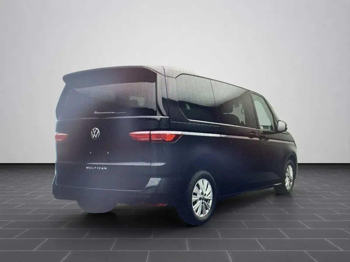 Gebraucht VW Multivan Life 150 PS (110 kW) 2025 Deep black perleffekt (metallic) Van / Kleinbus