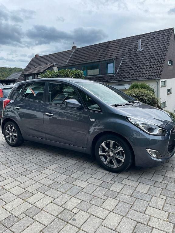Grau Gebraucht 2016 Hyundai ix20 Trend Van / Kleinbus | 9.700 € (Fairer Preis) - Bild 1/4