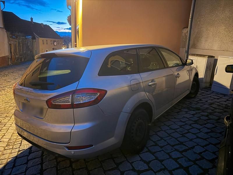 Gebraucht Ford Mondeo 140 PS (102 kW) 2012 Silber Kombi