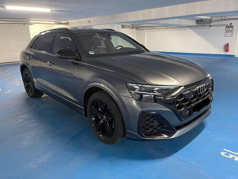 Grau Gebraucht 2023 Audi Q8 Sport SUV | 76.999 € (Guter Preis) - Bild 1/4