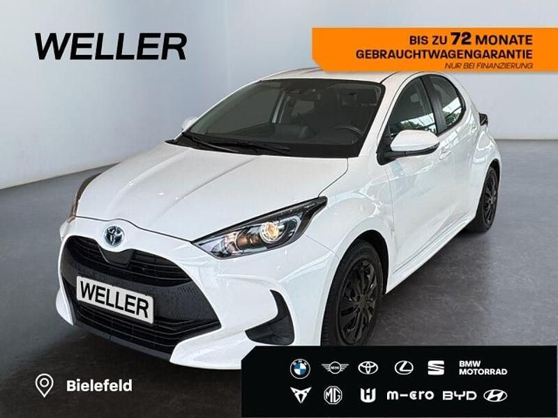 Weiss Gebraucht 2022 Toyota Yaris Hybrid Comfort Kleinwagen | 16.780 € (Fairer Preis) - Bild 1/3