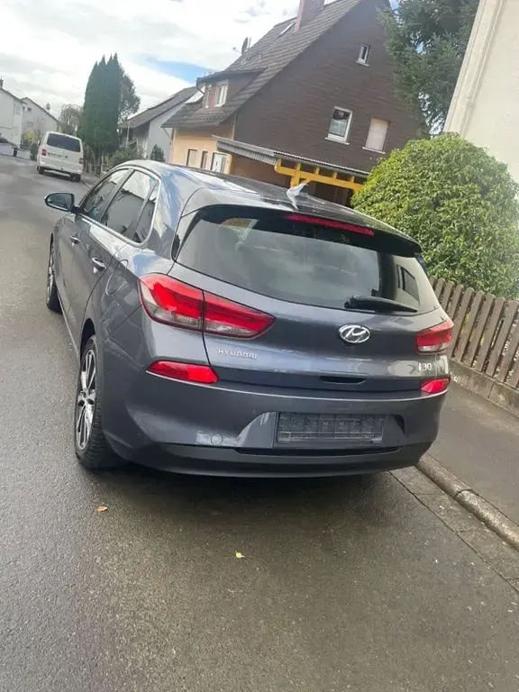 Gebraucht Hyundai i30 120 PS (88 kW) 2017 Blau Limousine