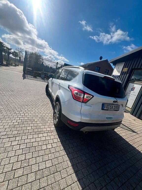 Gebraucht Ford Kuga 175 PS (128 kW) 2018 Weiß SUV