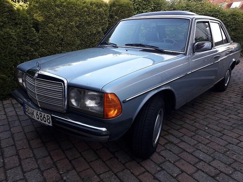 Gebraucht Mercedes E230 136 PS (100 kW) 1983 Blau Limousine