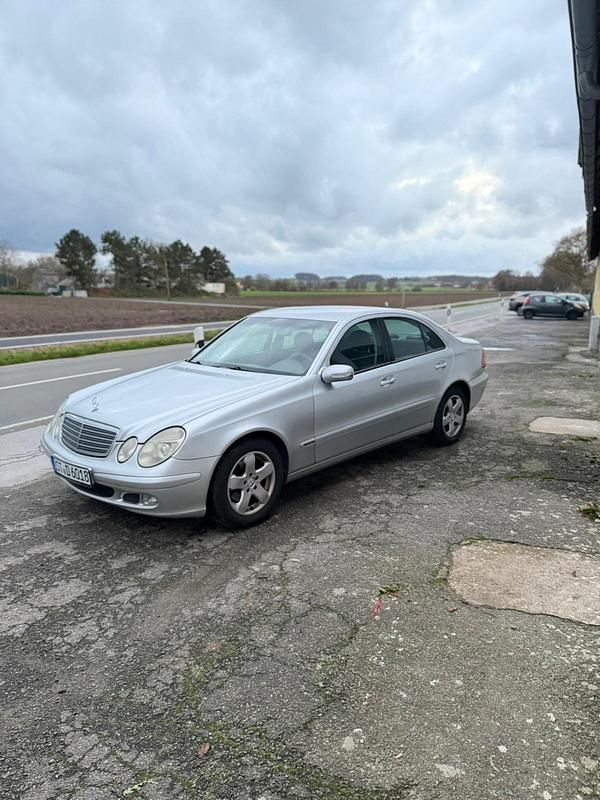 Silber Gebraucht 2002 Mercedes E220 Limousine | 2.200 € (Superpreis) - Bild 1/4
