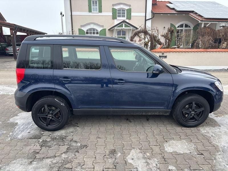 Blau Gebraucht 2013 Skoda Yeti Plus Edition SUV | 3.890 € (Etwas zu teuer) - Bild 1/4