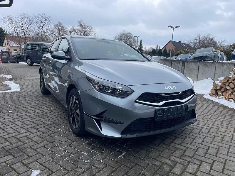 Neu Kia Ceed 140 PS (102 kW) 2026 Silber Kleinwagen