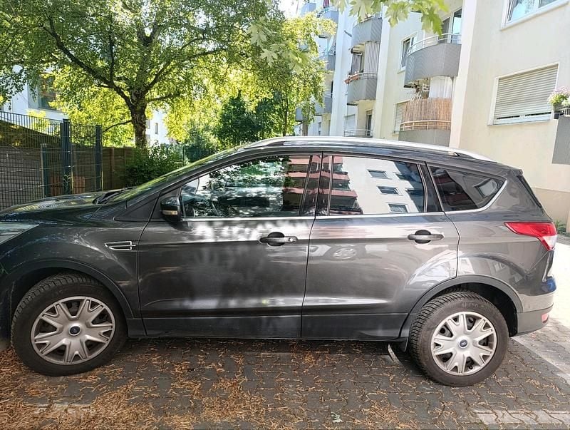Grau Gebraucht 2016 Ford Kuga Trend SUV | 8.000 € (Superpreis) - Bild 1/4