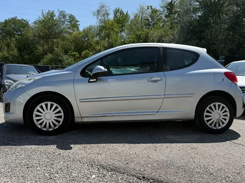 Gebraucht Peugeot 207 Tendance 95 PS (69 kW) 2011 Grau Kleinwagen