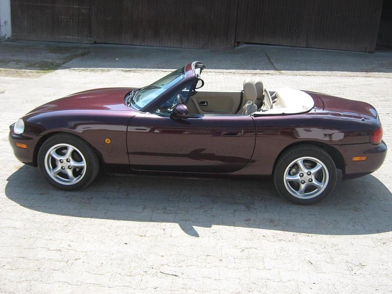 Second-hand Mazda MX5 110 CP (80 kW) 2000 Roșu Cabrio