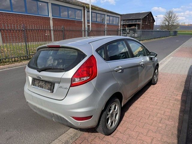 Gebraucht Ford Fiesta Titanium 95 PS (69 kW) 2012 Silber Kleinwagen