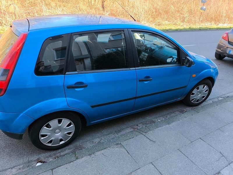 Gebraucht Ford Fiesta 69 PS (50 kW) 2004 Blau Kleinwagen