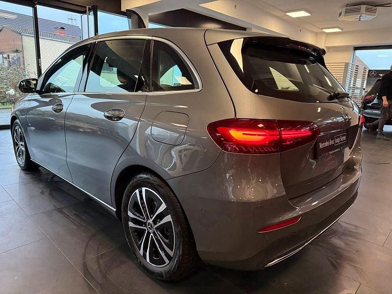 Gebraucht Mercedes B200 Advanced 150 PS (110 kW) 2024 Lack mountaingrau Van / Kleinbus