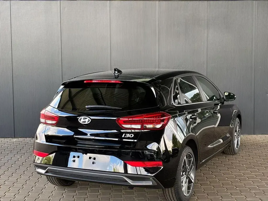 Neu Hyundai i30 Comfort 101 PS (74 kW) 2025 Schwarz Limousine