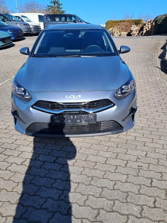 Neu Kia Ceed 140 PS (102 kW) 2026 Silber Kleinwagen