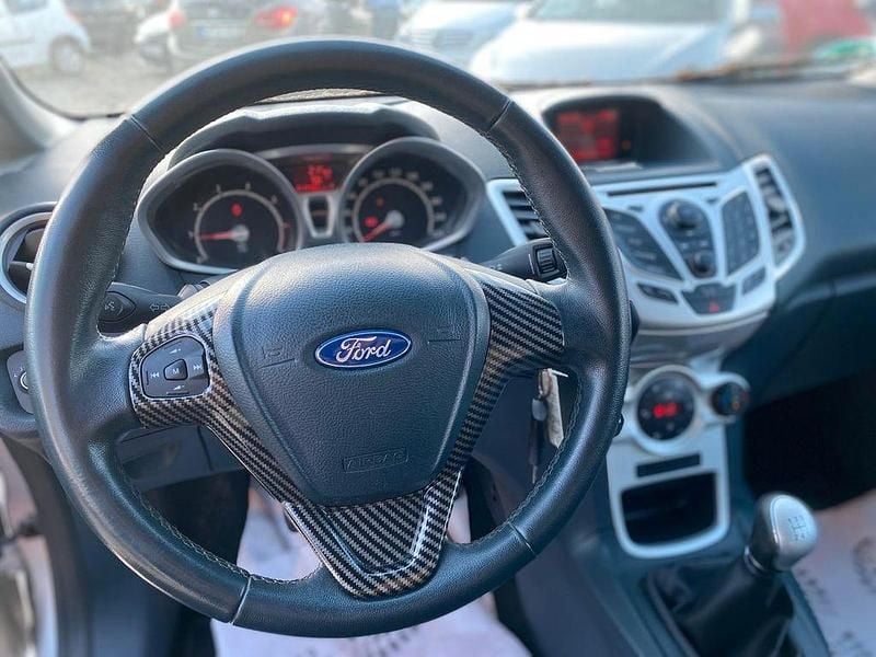 Gebraucht Ford Fiesta Titanium 82 PS (60 kW) 2012 Silber Kleinwagen