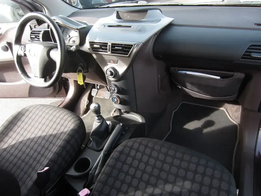 Gebraucht Toyota iQ 68 PS (50 kW) 2009 Deep amethyst (metallic) Kleinwagen