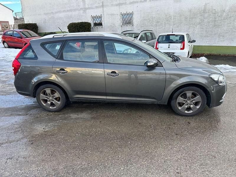 Gebraucht Kia Ceed Spirit 86 PS (63 kW) 2011 Grau Kleinwagen