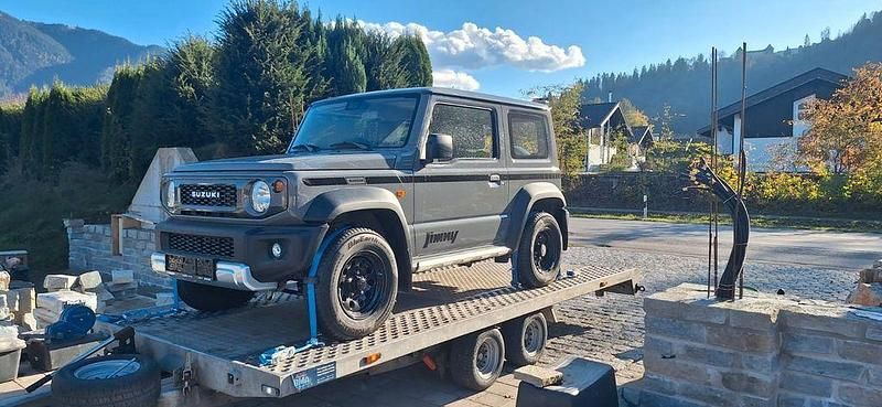 Grau Gebraucht 2024 Suzuki Jimny SUV | 32.900 € (Fairer Preis) - Bild 1/3