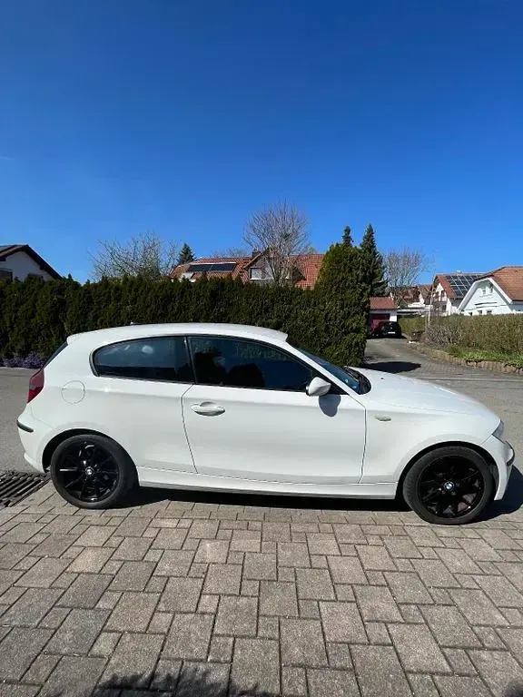 Gebraucht BMW 116 122 PS (89 kW) 2009 Weiß Kleinwagen
