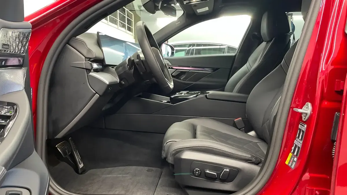 Gebraucht BMW 550e Comfort Edition 490 PS (360 kW) 2025 Fire red metallic Kombi