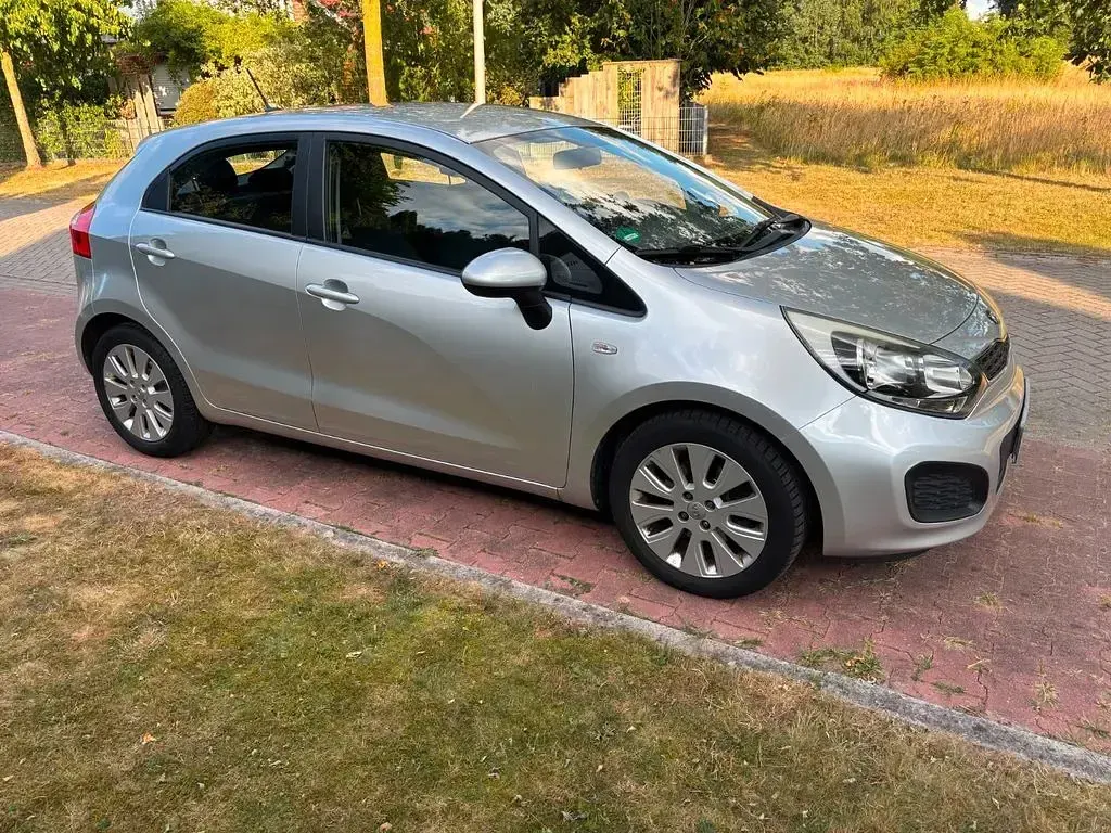 Gebraucht Kia Rio Edition 7 86 PS (63 kW) 2013 Silber Limousine