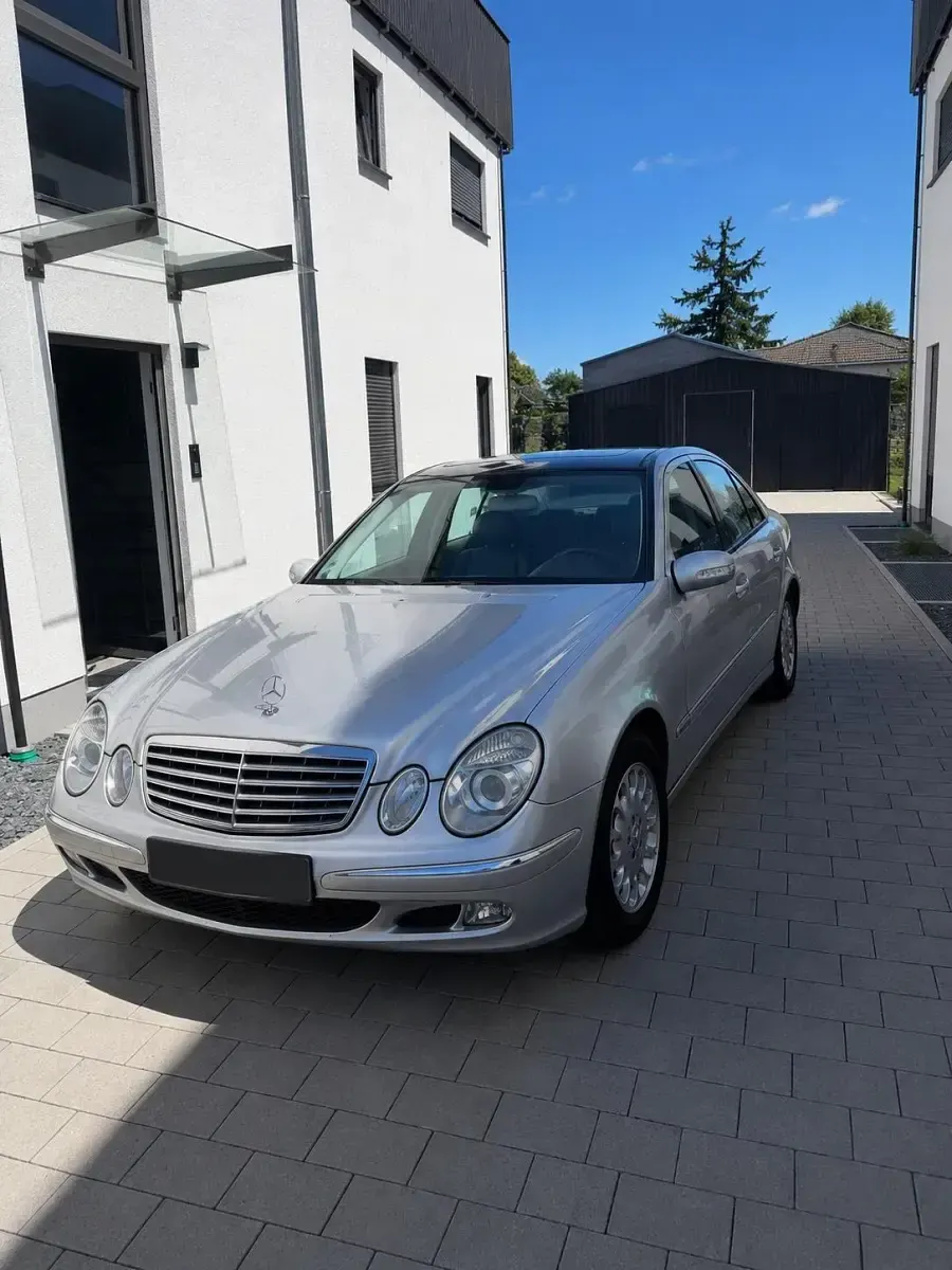 Gebraucht Mercedes E220 150 PS (110 kW) 2002 Silber Limousine