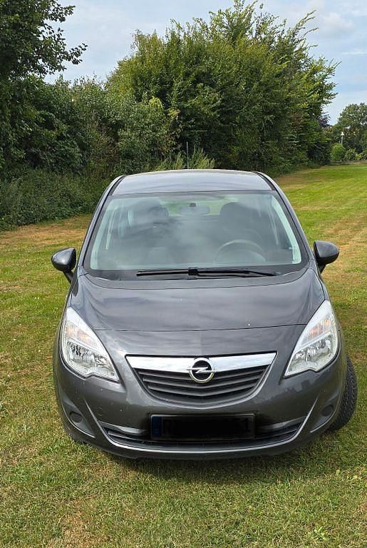 Grau Gebraucht 2011 Opel Meriva Design Edition Van / Kleinbus | 2.800 € (Fairer Preis) - Bild 1/4
