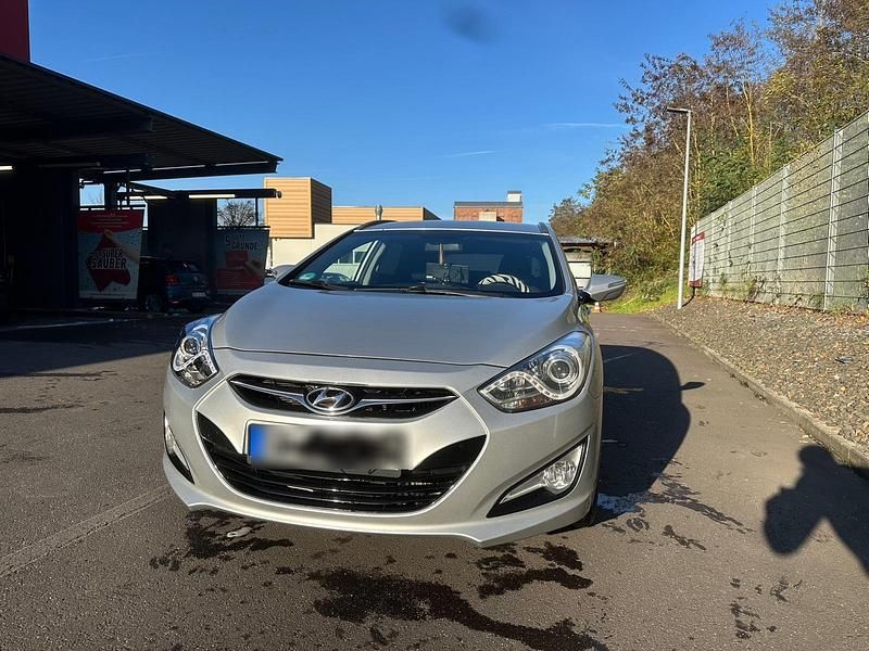 Grau Gebraucht 2013 Hyundai i40 Kombi | 7.000 € (Etwas zu teuer) - Bild 1/4