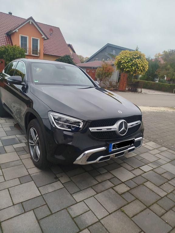 Grau Gebraucht 2021 Mercedes GLC300e Coupé | 39.100 € (Guter Preis) - Bild 1/4