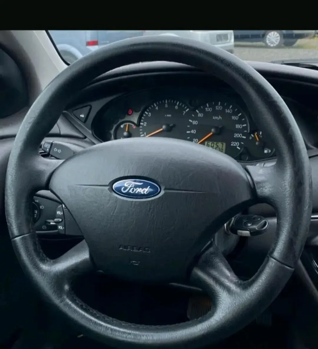 Usado Ford Focus 110 CV (80 kW) 2005 Plateado Berlina