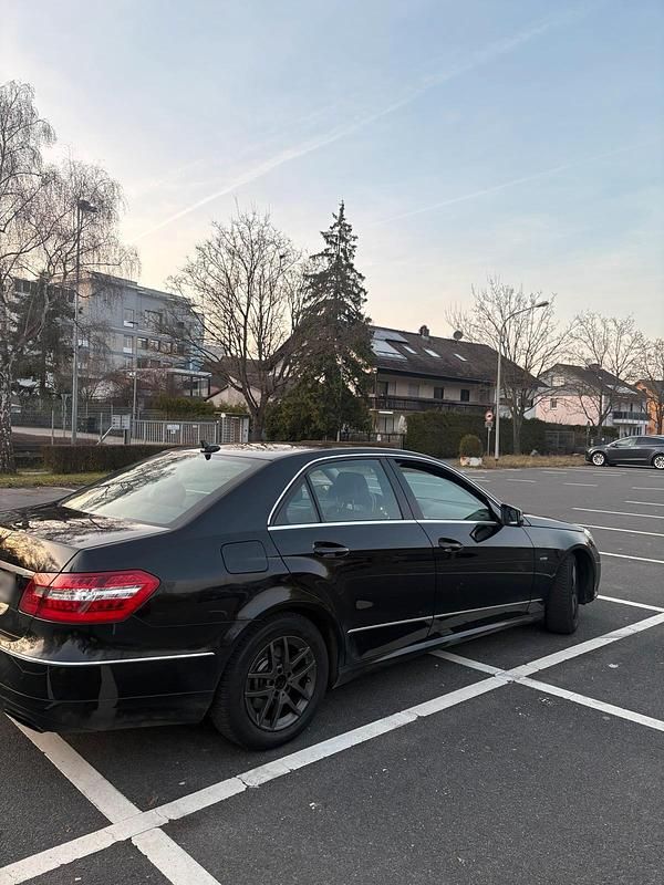 Gebraucht Mercedes E200 130 PS (95 kW) 2011 Schwarz Limousine